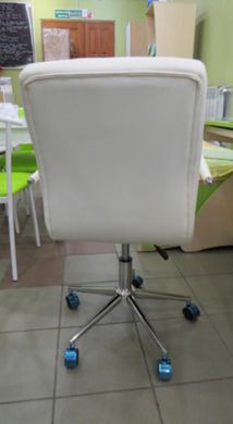 Крісло поворотне Q-022 біле