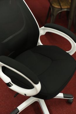 Кресло поворотное Q-409 черное/белый каркас